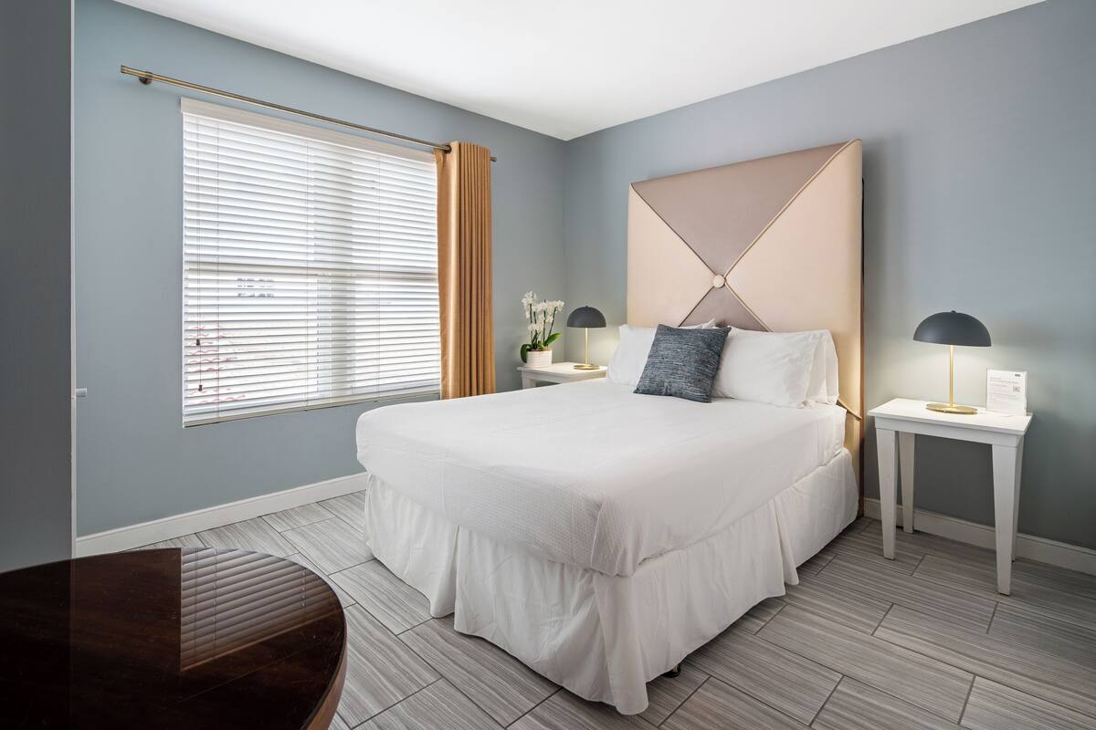 Accessible Queen Room | WiFi (free), individually decorated, individually furnished, bed sheets