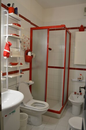Dusche, Haartrockner, Bidet, Handtücher