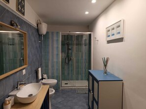 Hair dryer, towels, soap, toilet paper - Vacation home in the center 5 minutes from the National Museum, Duomo, Sanita (Napoli)