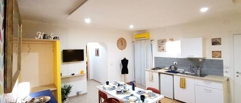 Kühlschrank, Herdplatte, Wasserkocher, Kochgeschirr/Geschirr/Besteck