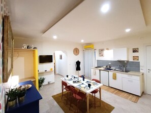 冷蔵庫、コンロ、電気ポット、調理器具と食器