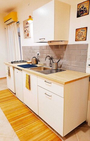 Fridge, stovetop, electric kettle, cookware/dishes/utensils - Vacation home in the center 5 minutes from the National Museum, Duomo, Sanita (Napoli)