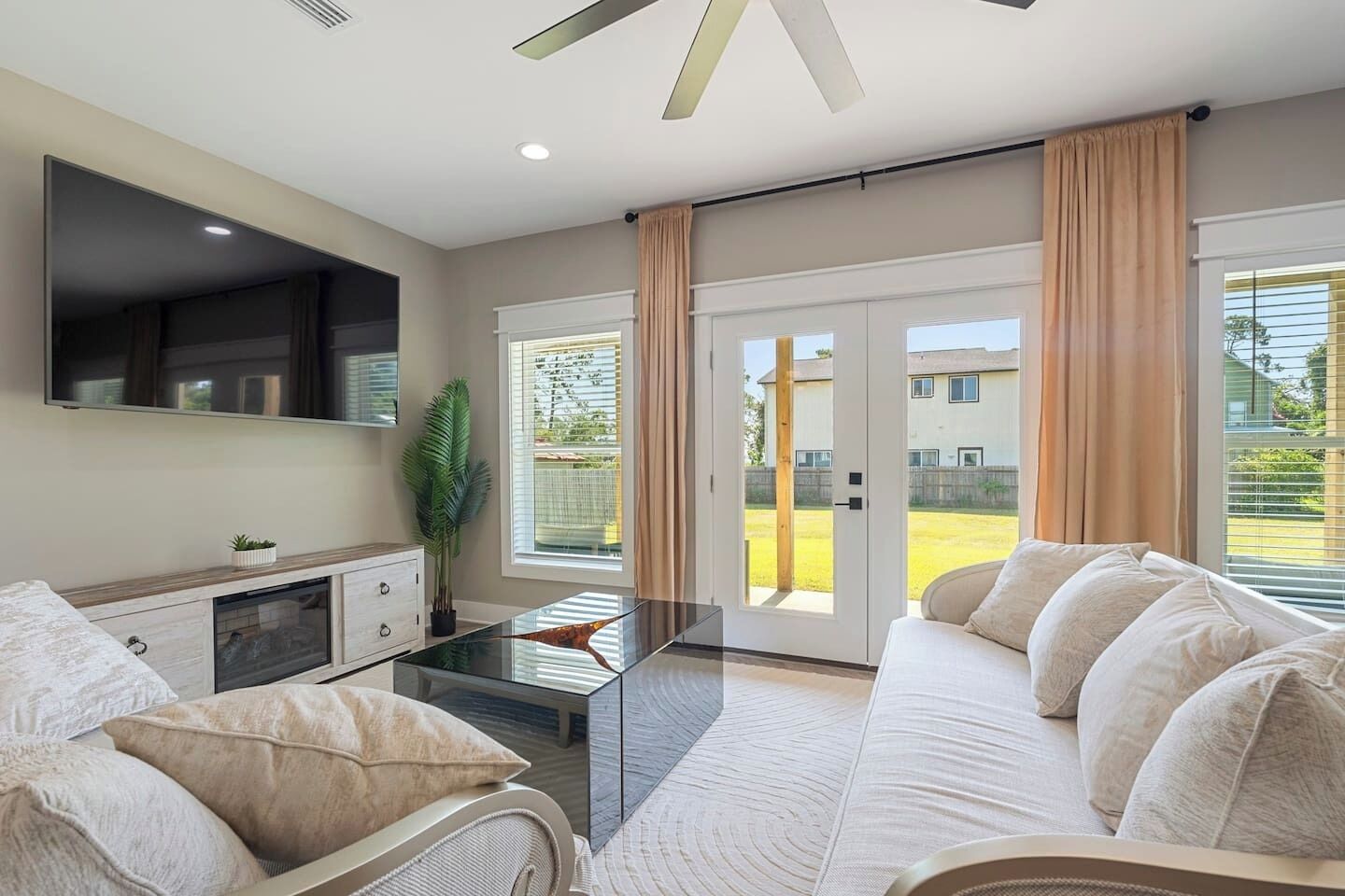 Een televisie en een open haard