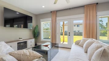 Een televisie en een open haard