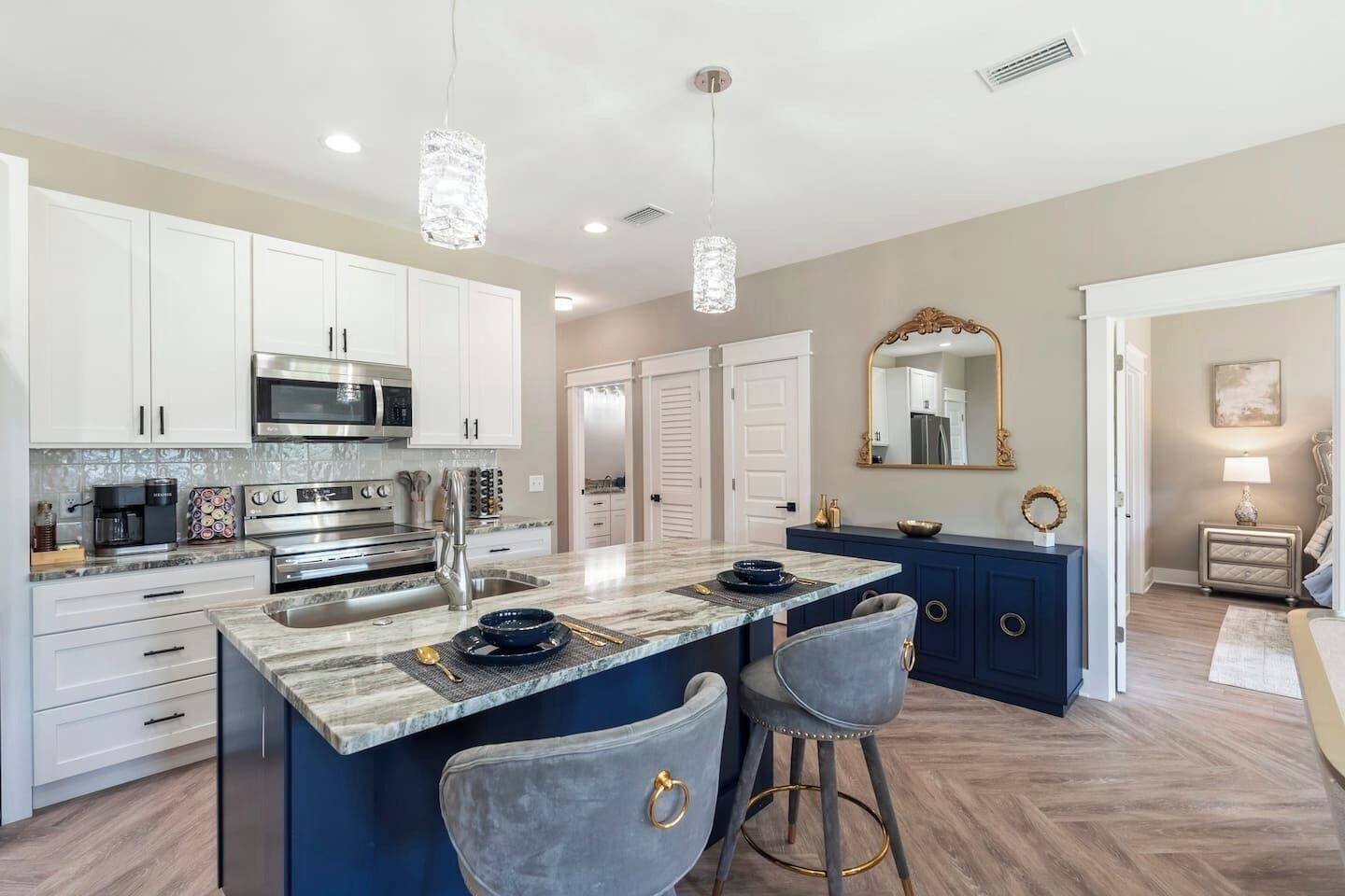 Jääkaappi, mikroaaltouuni, uuni, liesi