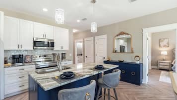 Een koelkast, een magnetron, een oven, een kookplaat