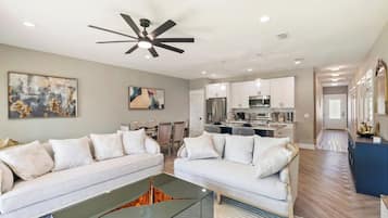 Een televisie en een open haard