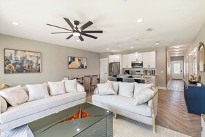 Een televisie en een open haard