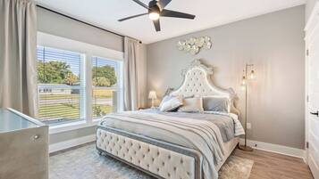 3 slaapkamers, een strijkplank/strijkijzer, reisbedje, wifi