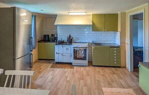 Fridge, stovetop, coffee/tea maker