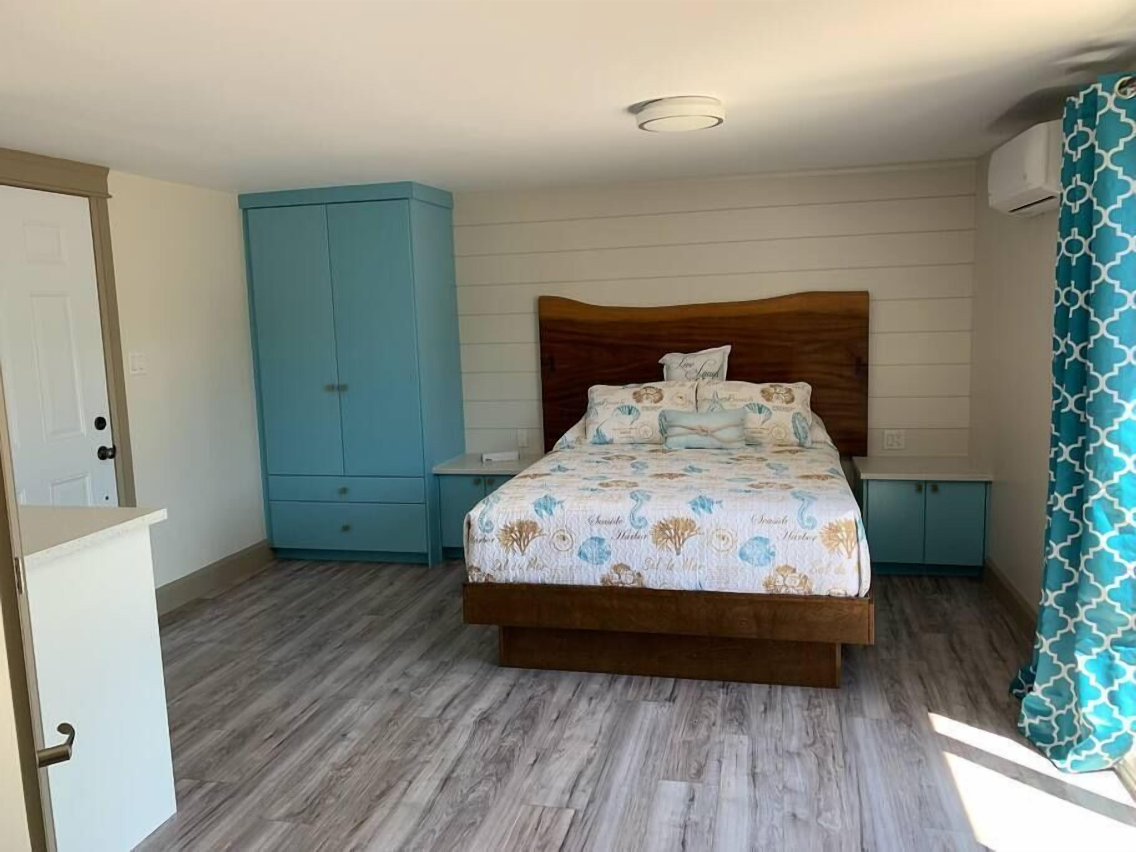 1 dormitorio, tabla de planchar con plancha, wifi y ropa de cama