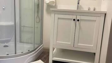 Een haardroger, handdoeken