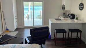 Private kitchen - Bliss by da Bay Deluxe Suite 4 (King's Point)