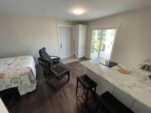 Tabla de planchar con plancha, wifi, ropa de cama