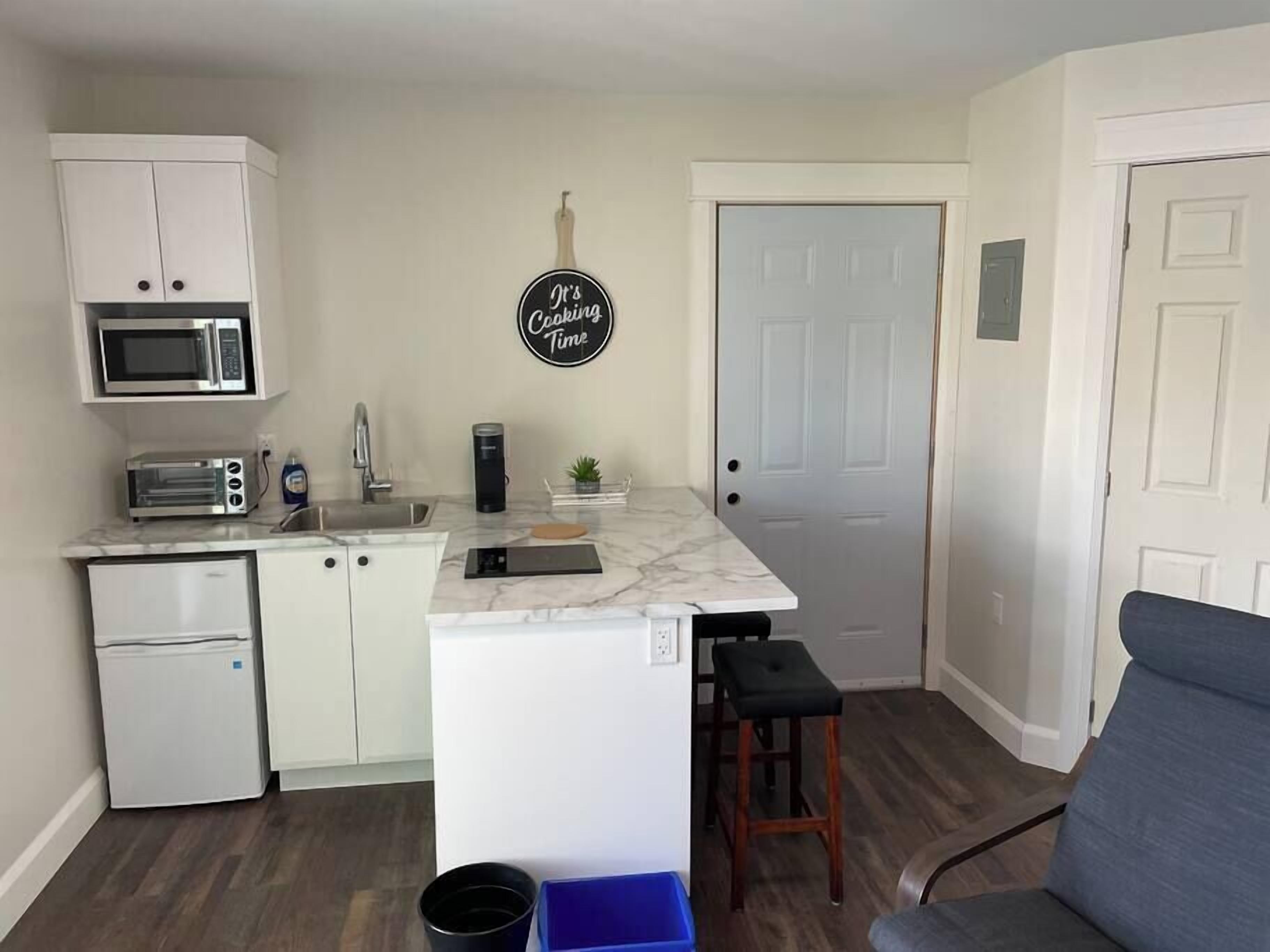 Een koelkast, een microgolfoven, een oven, een kookplaat