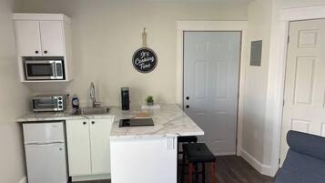 Een koelkast, een microgolfoven, een oven, een kookplaat