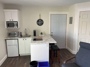 Frigorífico, microondas, horno y placa de cocina