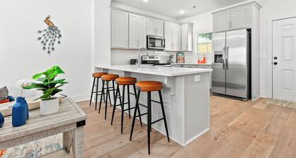 Charming 2-bedroom townhome with WiFi, minutes from Auburn University's campus