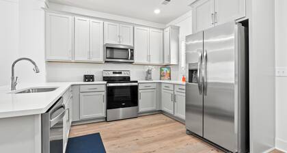 Charming 2-bedroom townhome with WiFi, minutes from Auburn University's campus