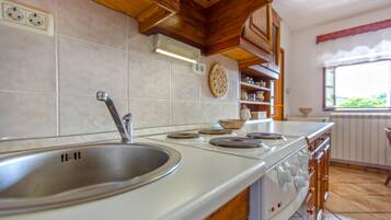 Fridge, stovetop