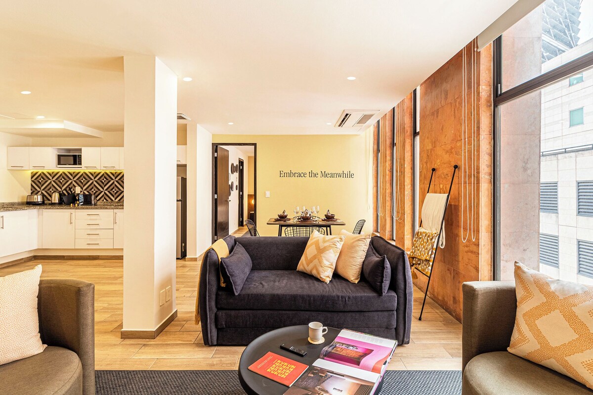 Grand-Apartment, Stadtblick | Wohnbereich | 50-Zoll-Smart-TV mit Kabelempfang, Streaming-Dienste