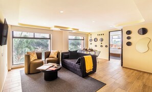 50-inch Smart TV with cable channels, streaming services - Kukun Grand Chapultepec (Mexico City)