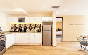 Grand Apartment, City View | Dapur peribadi | Peti sejuk, ketuhar gelombang mikro, dapur, pembancuh kopi/teh