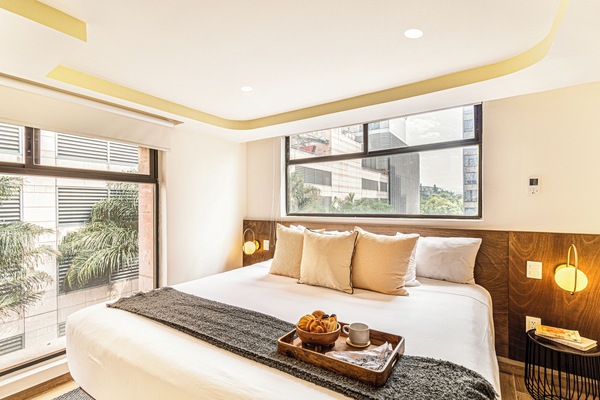 Deluxe Apartment | Hypo-allergenic bedding available, in-room safe, laptop workspace