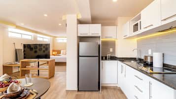 Refrigerador, microondas, parrilla de estufa y cafetera y tetera