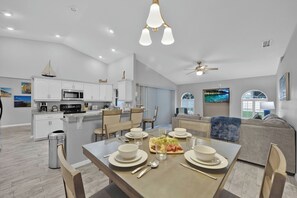 Dining - 10 minutes From Beach! Sunny Oasis w Saltwater Pool, Pool Table & Lawn Games! (Palm Coast)