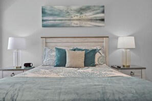 3 bedrooms, iron/ironing board, free WiFi, bed sheets - 10 minutes From Beach! Sunny Oasis w Saltwater Pool, Pool Table & Lawn Games! (Palm Coast)