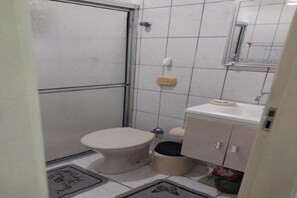 Dusche, Haartrockner, Shampoo, Toilettenpapier