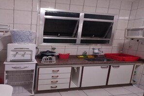 Fridge, microwave, oven, stovetop - Apto Aconchegante, 180m da Praia e da Praça de Vl.caiçara,tudo a pé (Vila Caiçara Praia Grande)