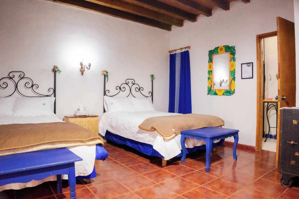 Espacio para trabajar con laptop y decoración personalizada 