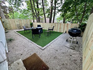 Outdoor dining - Adorable little beach house by the Surf Ballroom!  (Clear Lake)