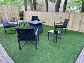 Outdoor dining - Adorable little beach house by the Surf Ballroom!  (Clear Lake)