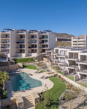 Un hôtel moderne, doté de plusieurs étages, d’une piscine et d’un jardin bien entretenu.
