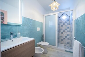Shower, hair dryer, bidet, towels - Mercurio, apartment with a view 100 m from the beach (Marina di Ragusa)