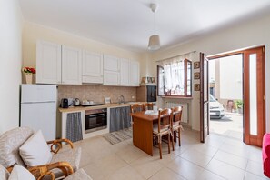 Fridge, oven, stovetop, coffee/tea maker