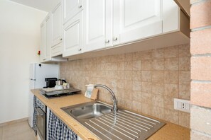 Fridge, oven, stovetop, coffee/tea maker