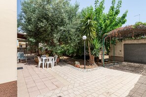 Unclassified image, 4 of 26, button