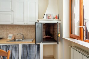 Refrigerador, horno, parrilla de estufa y cafetera y tetera