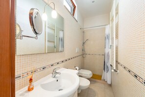 Shower, free toiletries, hair dryer, bidet - Villa Rosa by Rentbeat (Montalbano di Fasano)