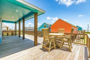 Outdoor dining - Capri - Beach View & Private Walkway- Pet Friendly (Freeport)