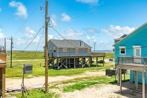 Exterior - Capri Beach House with Private Beach Access (Freeport)