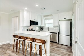 Kylskåp, mikrovågsugn, ugn och spishäll