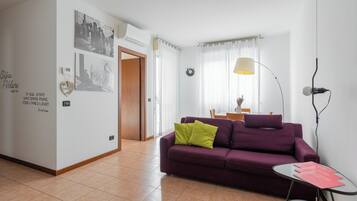 Apartemen, balkon | Area keluarga | Televisi 35-inci dengan saluran TV digital