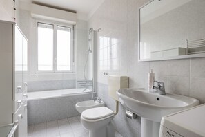 Departamento, balcón | Baño | Tina con regadera, amenidades de baño gratuitas, secadora de cabello 