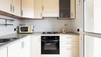 Apartemen, balkon | Dapur pribadi | Lemari es, microwave, kompor, dan mesin pembuat kopi/teh