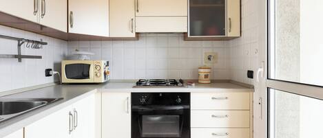 Departamento, balcón | Cocina privada | Refrigerador, microondas, parrilla de estufa y cafetera y tetera